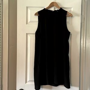 Sleeveless black dress with 2 slash pockets